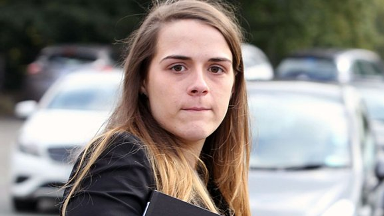 Erkek kılığına girip, kız arkadaşını aldattı