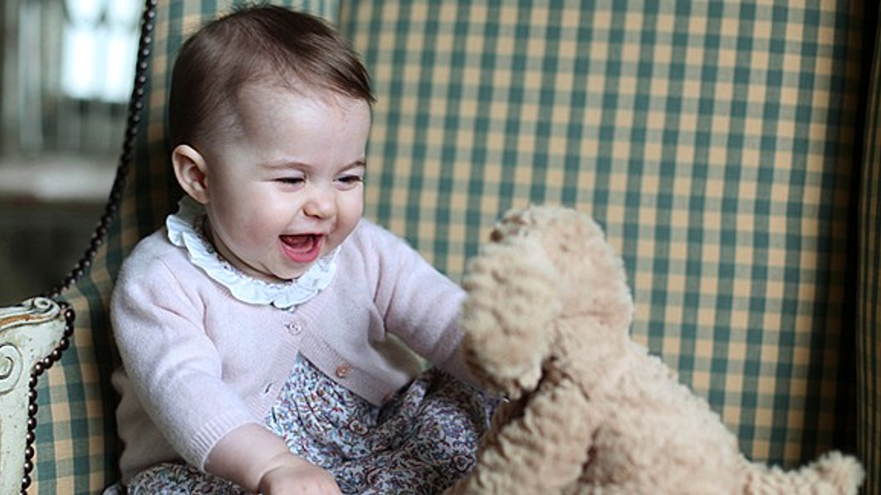 Minik prenses Charlotte'nin yeni fotoğrafları