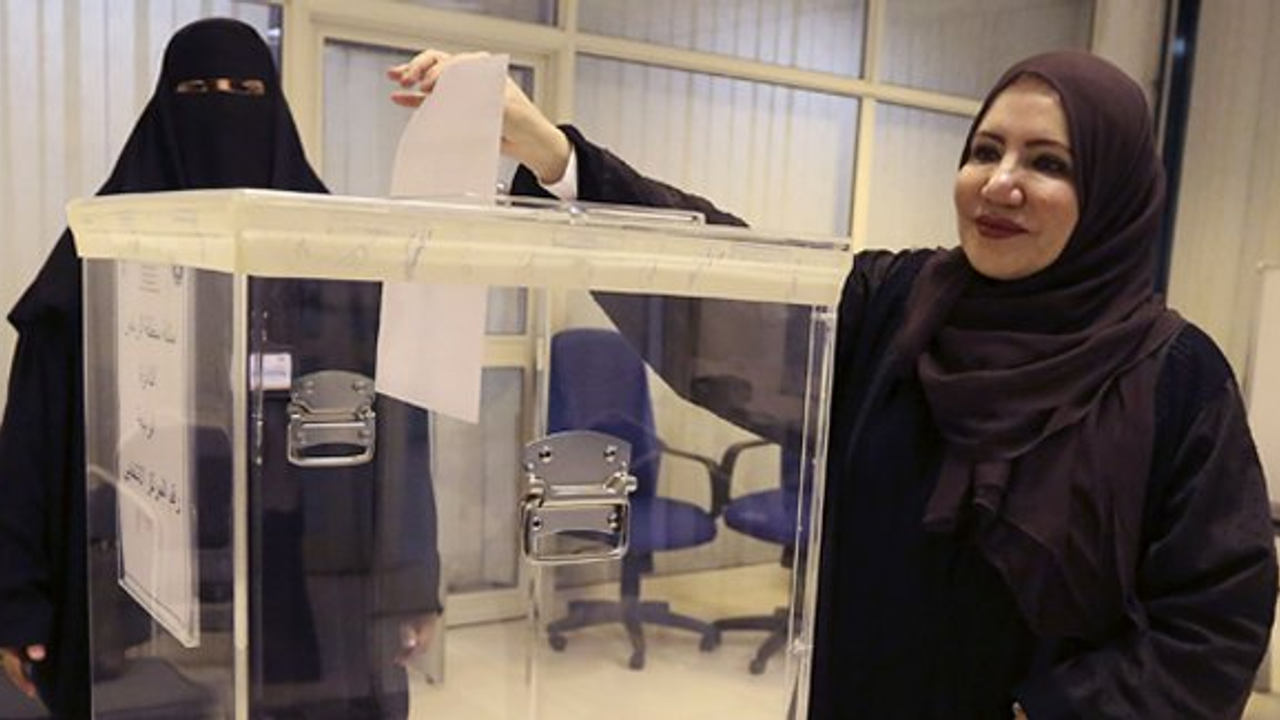 Suudi kadınlar ilk kez sandık başında!
