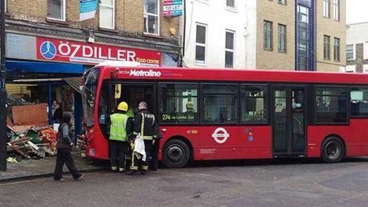 Otobüs Türk marketine girdi, faciaya kılpayı