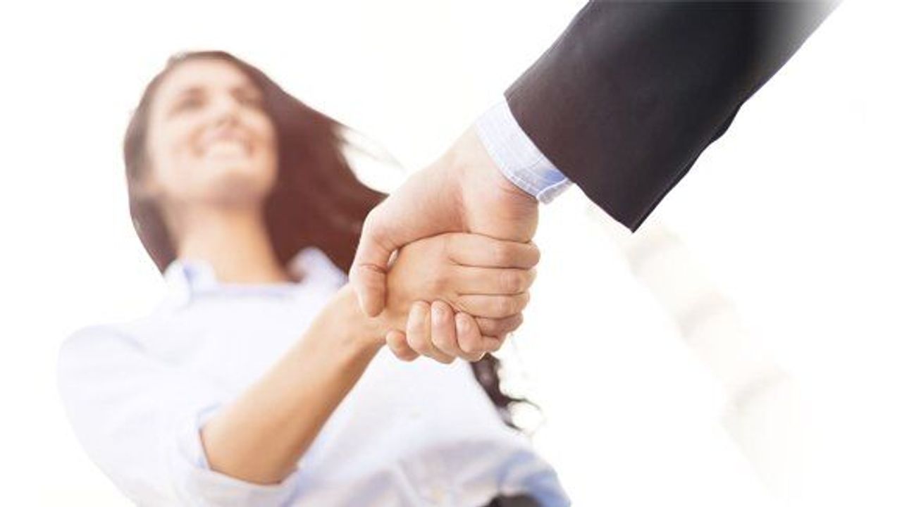 Bayan eli sıkışmayan öğretmen şikayet edildi