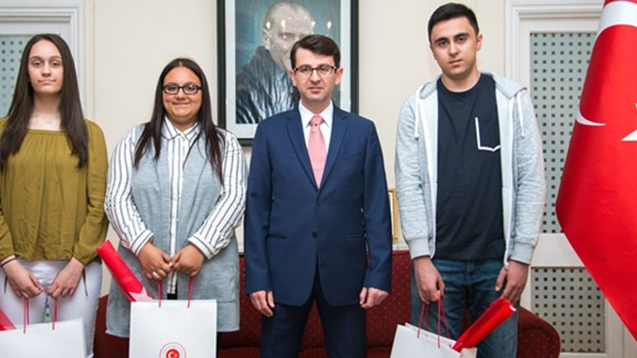 Başarılı öğrencilere Yorulmazlar'dan ödül