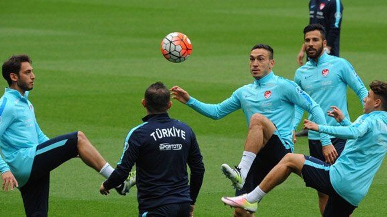 İngiltere-Türkiye maçının ilk 11'leri belli oldu