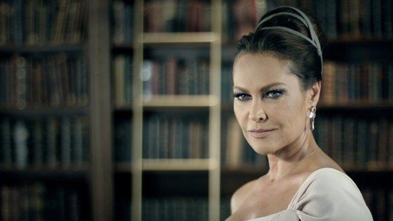 Hülya Avşar kendi kendine film çekiyor!