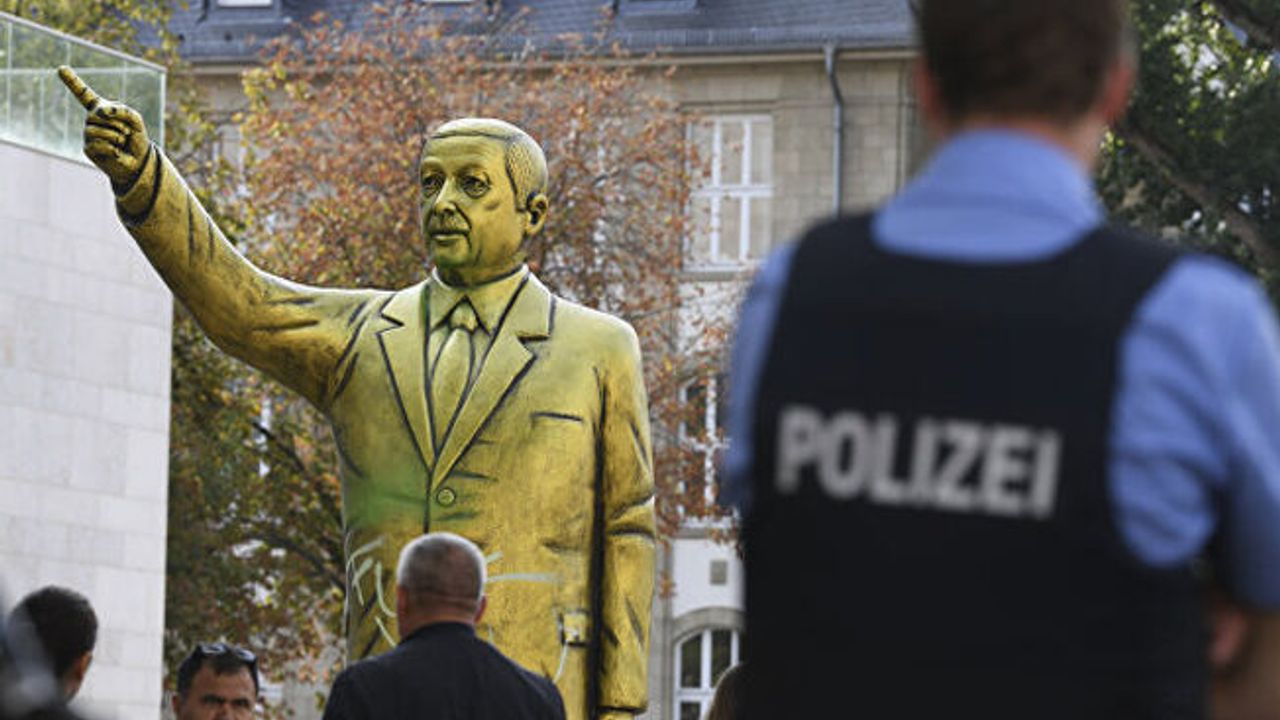 Almanya'daki bienalde sergilenen Erdoğan heykeli kaldırıldı