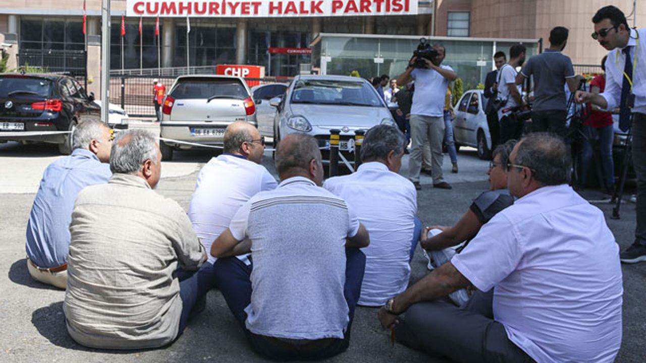 Delegeler CHP Genel Merkezi Önünde Oturma Eylemi Başlattı