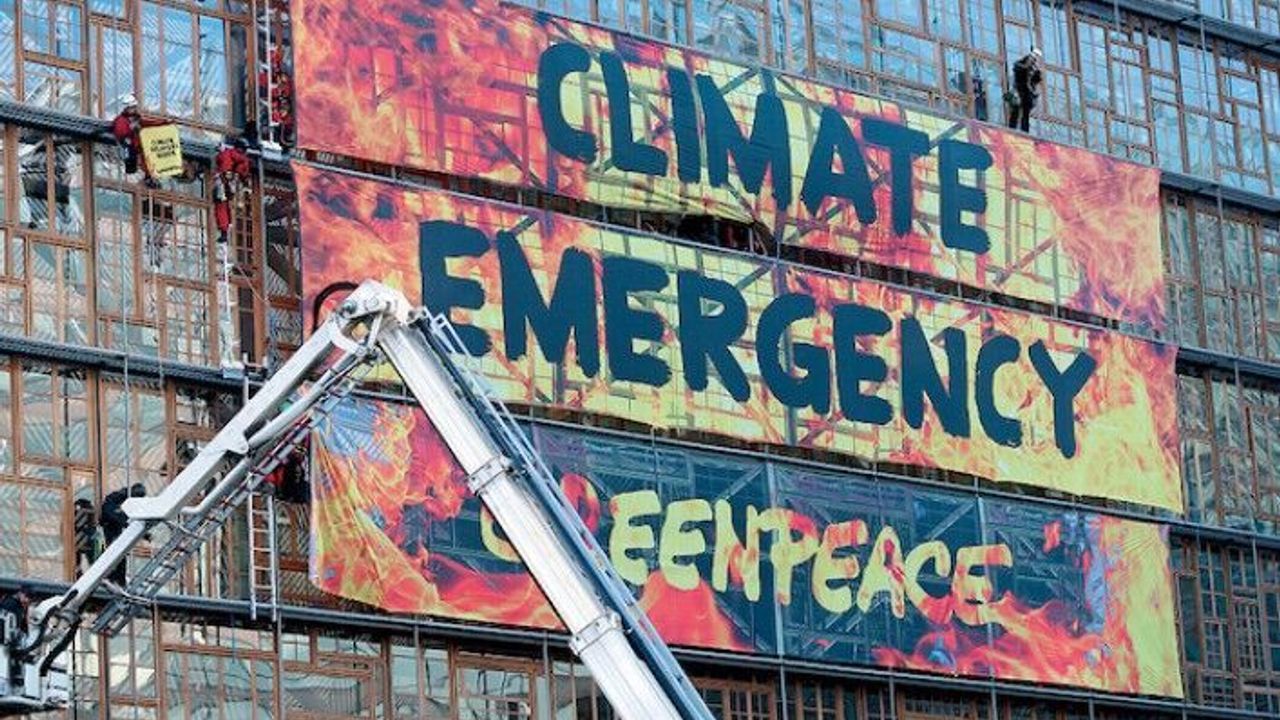 AB Liderler Zirvesi binasında 'yangınlı' çevre protestosu