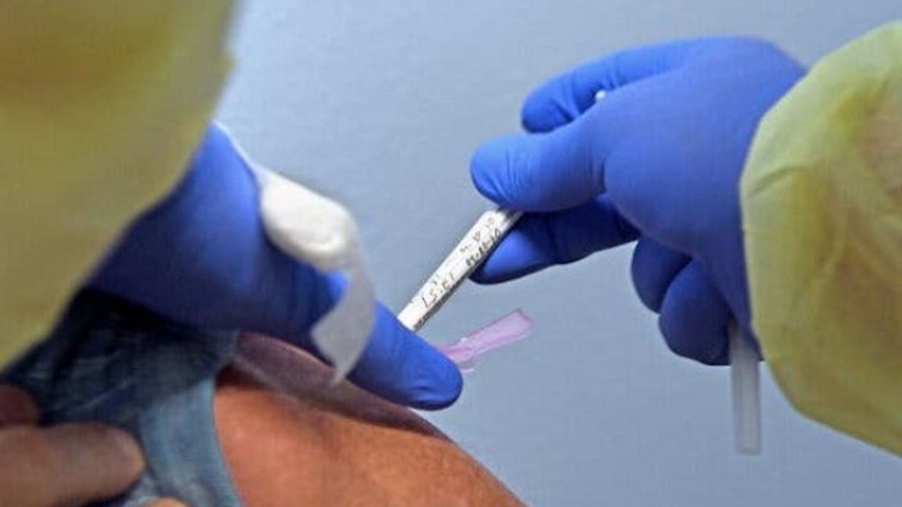 İngiltere, aşı için gönüllülere virüs enjekte edilecek ilk ülke olabilir