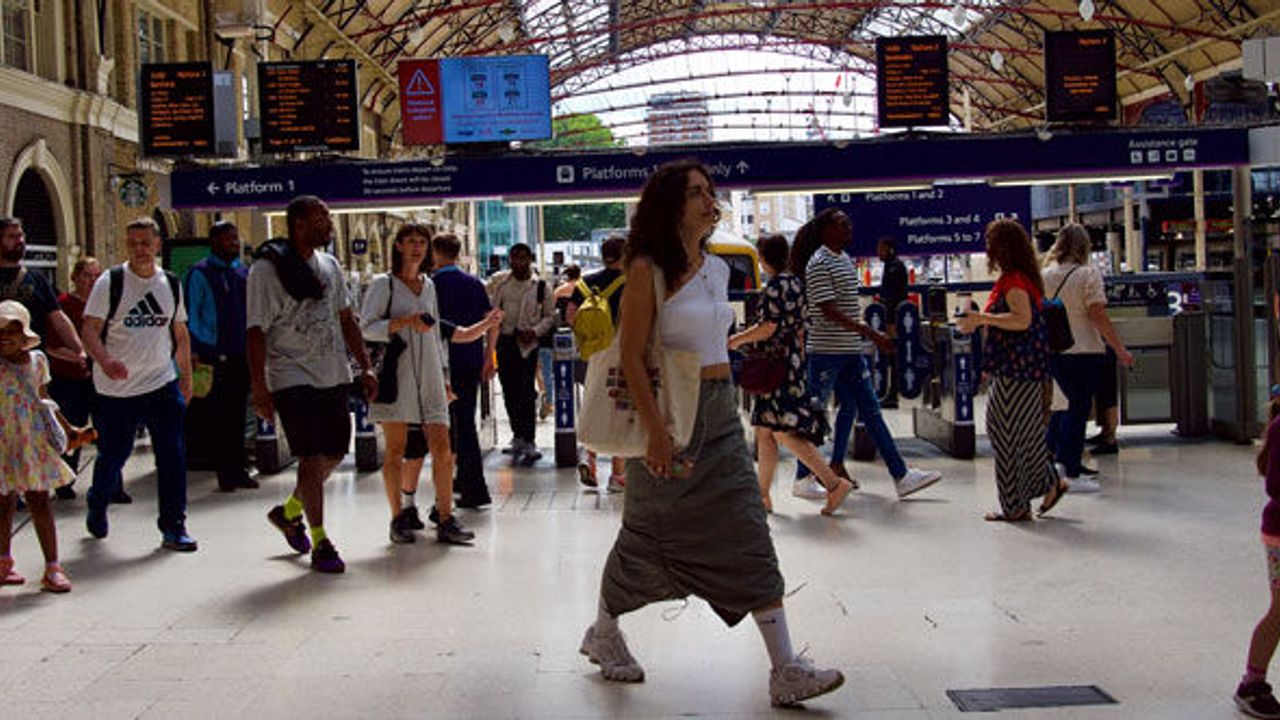 İngiltere'de demir yolu çalışanları iş bıraktı