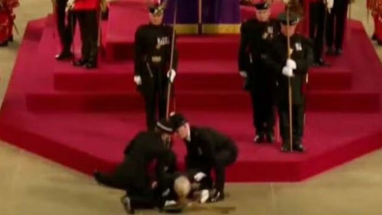 Nöbet tutan muhafız yere yığıldı