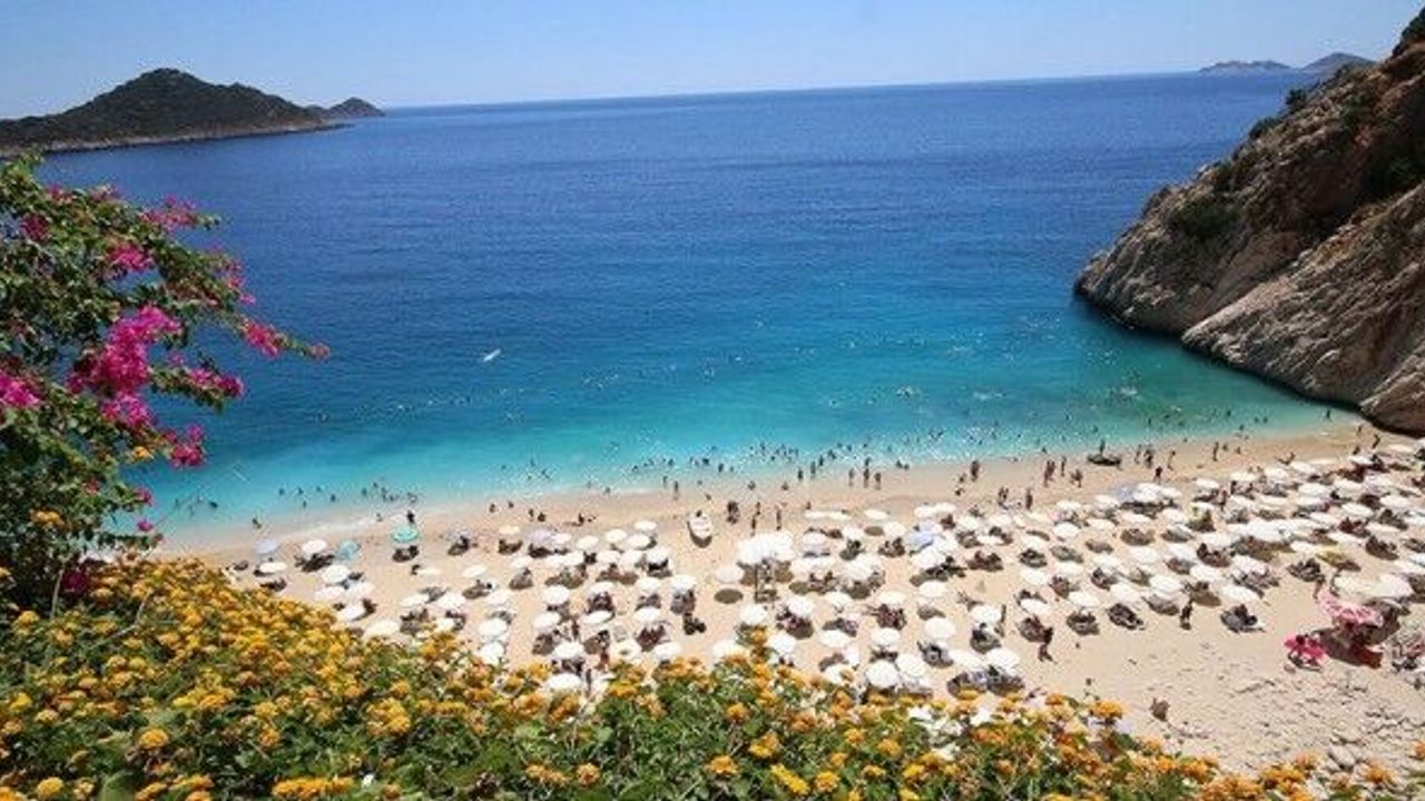 952 bin İngiliz Antalya'ya gitti