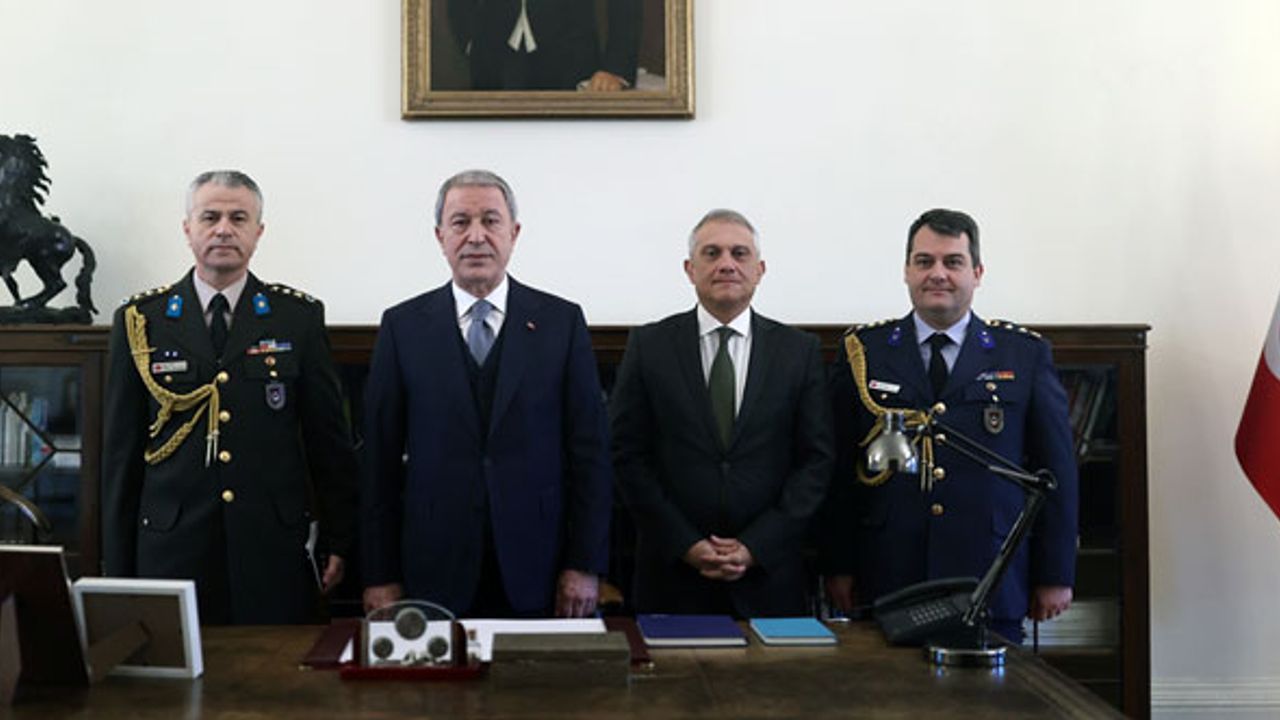 Bakan Hulusi Akar, Türkiye'nin Londra Büyükelçiliği'ni ziyaret etti