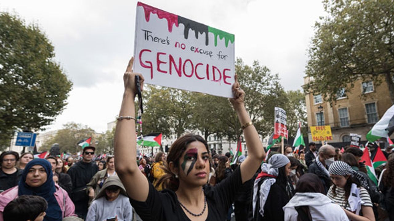 Londra'da on binler Filistin için Başbakanlığa yürüdü