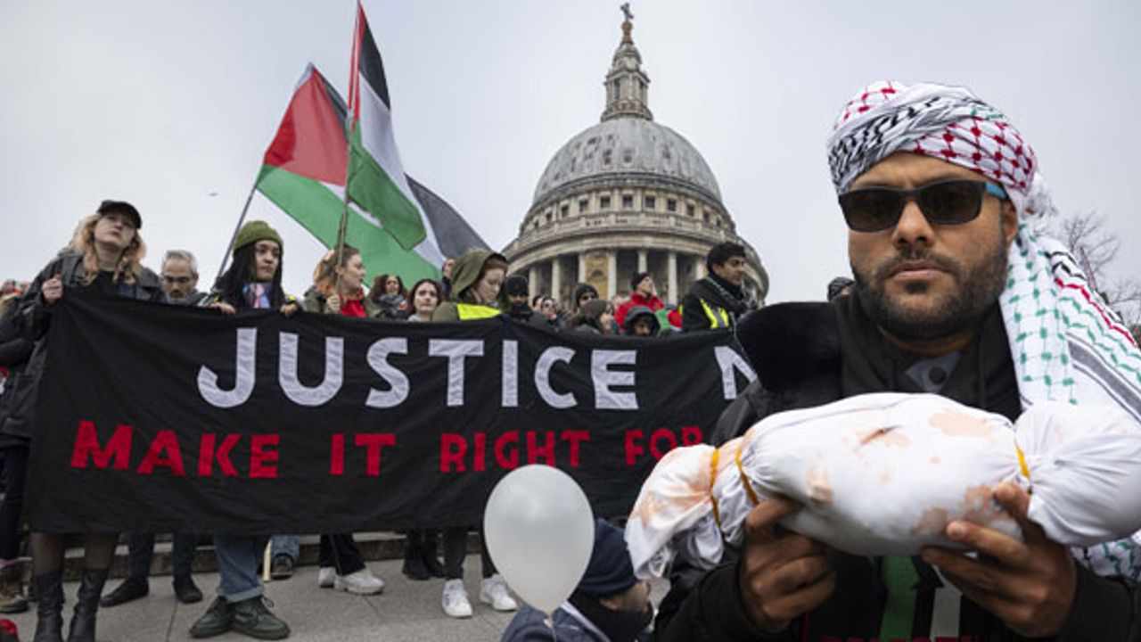 Londra'da Filistin için yürüyen on binler acil ateşkes çağrısı yaptı