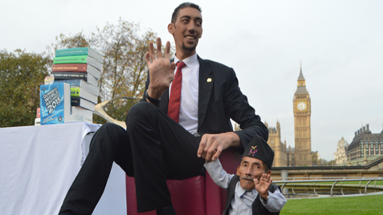 Dünyanın en uzun ve en kısa adamı Londra'da buluştu