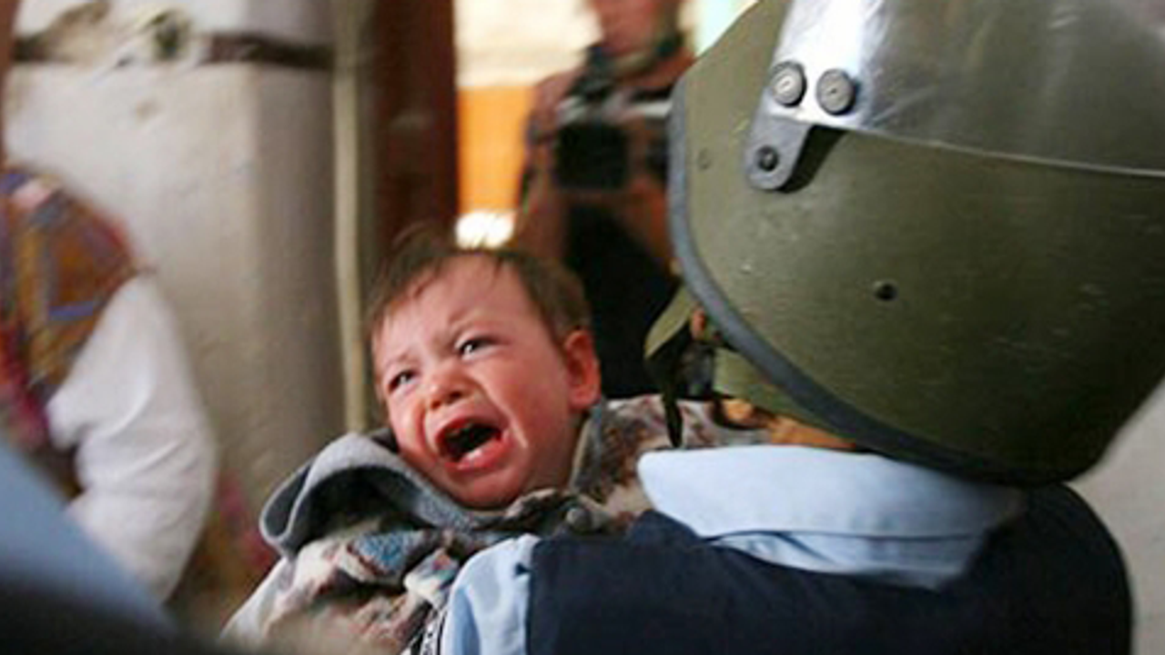 İsrail polisi 2 yaşındaki Filistinli çocuğu tutukladı