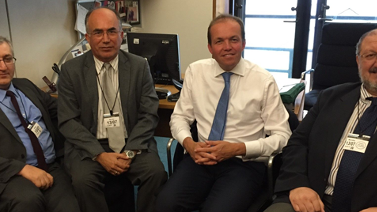 Konsorsiyum, 'Türkçe Sınavlar' için David Burrowes'le görüştü