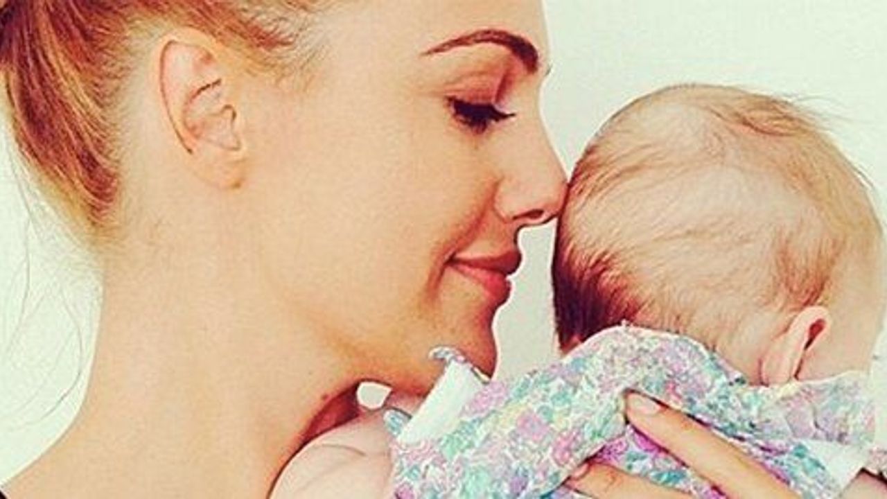 Meryem Uzerli kızının fotoğrafını ilk kez yayınladı!