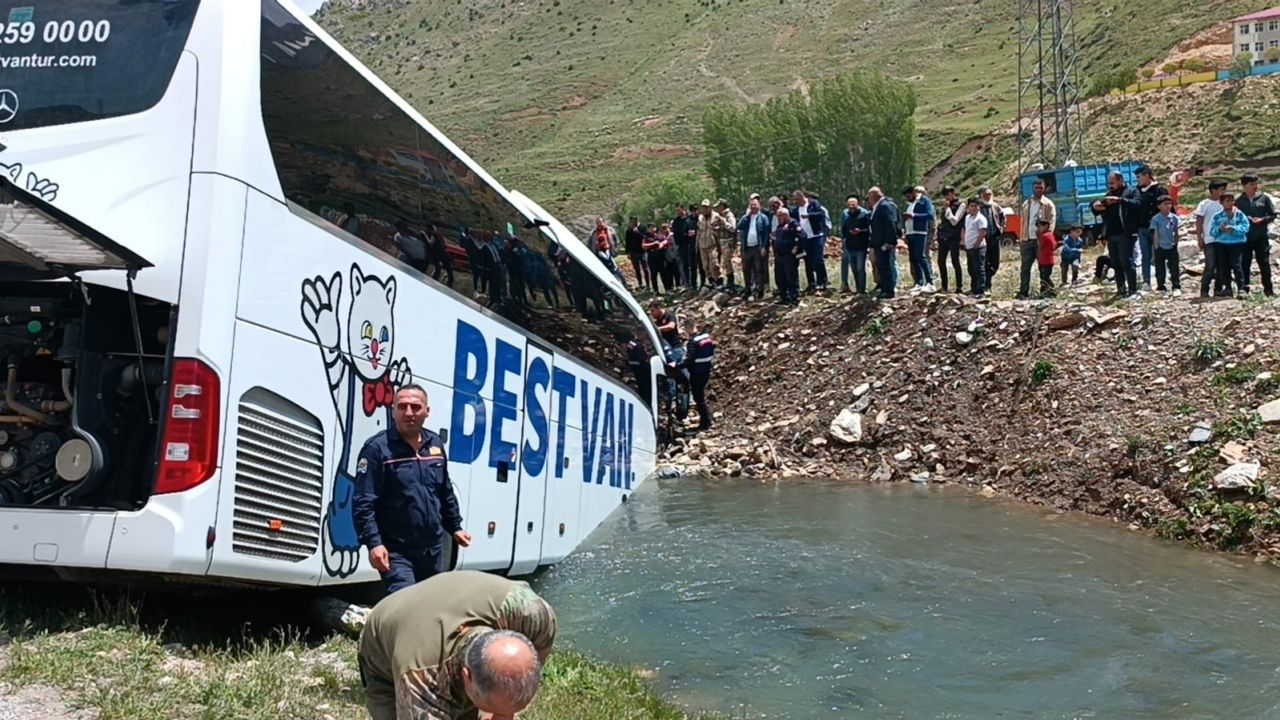 Bitlis'te yolcu otobüsünün dereye düşmesi sonucu 7 kişi yaralandı