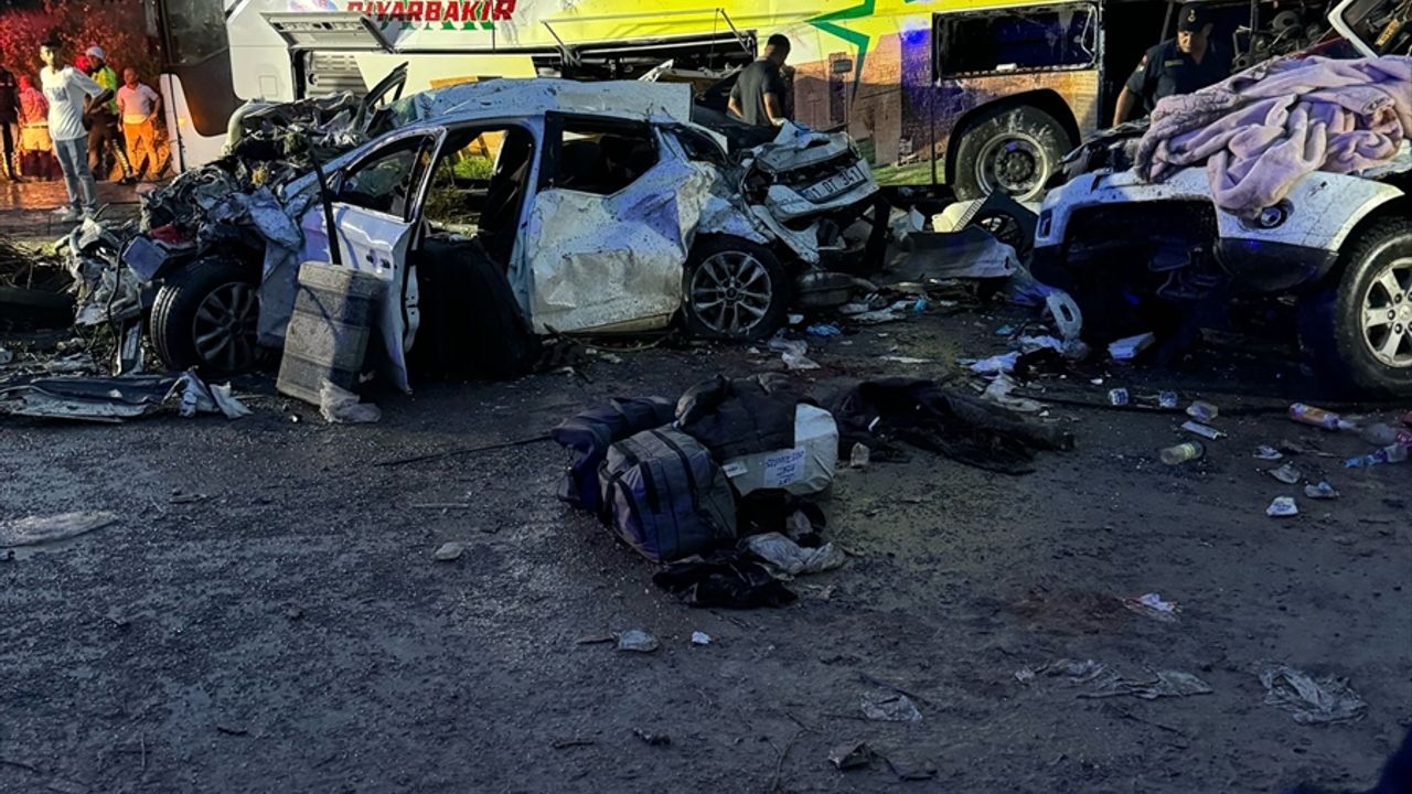 Mersin Valisi Ali Hamza Pehlivan, TAG Otoyolu'ndaki zincirleme trafik kazasında ilk belirlemelere göre 10 kişinin öldüğünü, 30 kişi yaralandığını bildirdi.