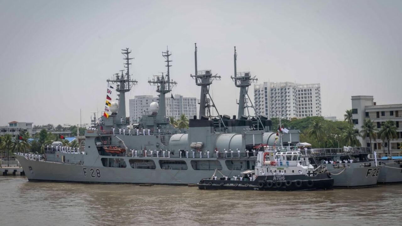 TCG Kınalıada, Bangladeş'in Chittagong Limanı'nı ziyaret etti