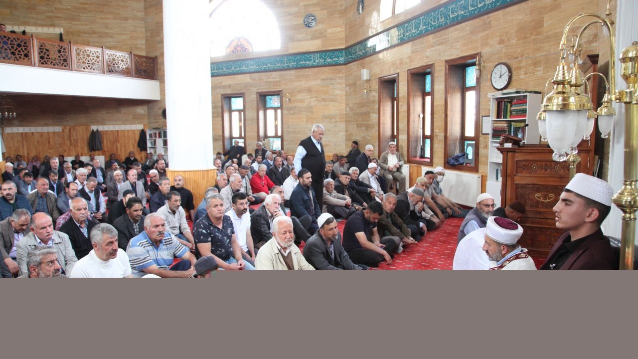Bitlis'te 16 yaşındaki hafız gün boyu camide Kur'an okuyarak hatim indirdi