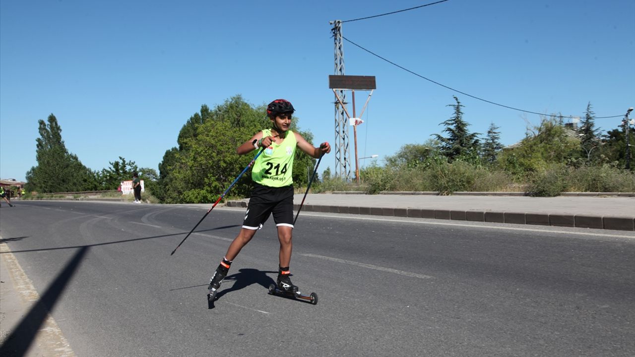 Bitlis'te düzenlenen Tekerlekli Kayak Türkiye Şampiyonası sona erdi