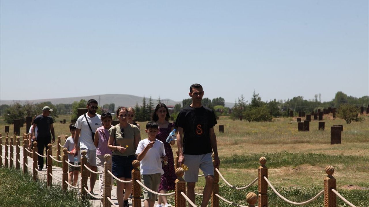 Bitlis'te ziyaretçiler bayramın ikinci gününde tarihi mekanlarda zaman geçirdi