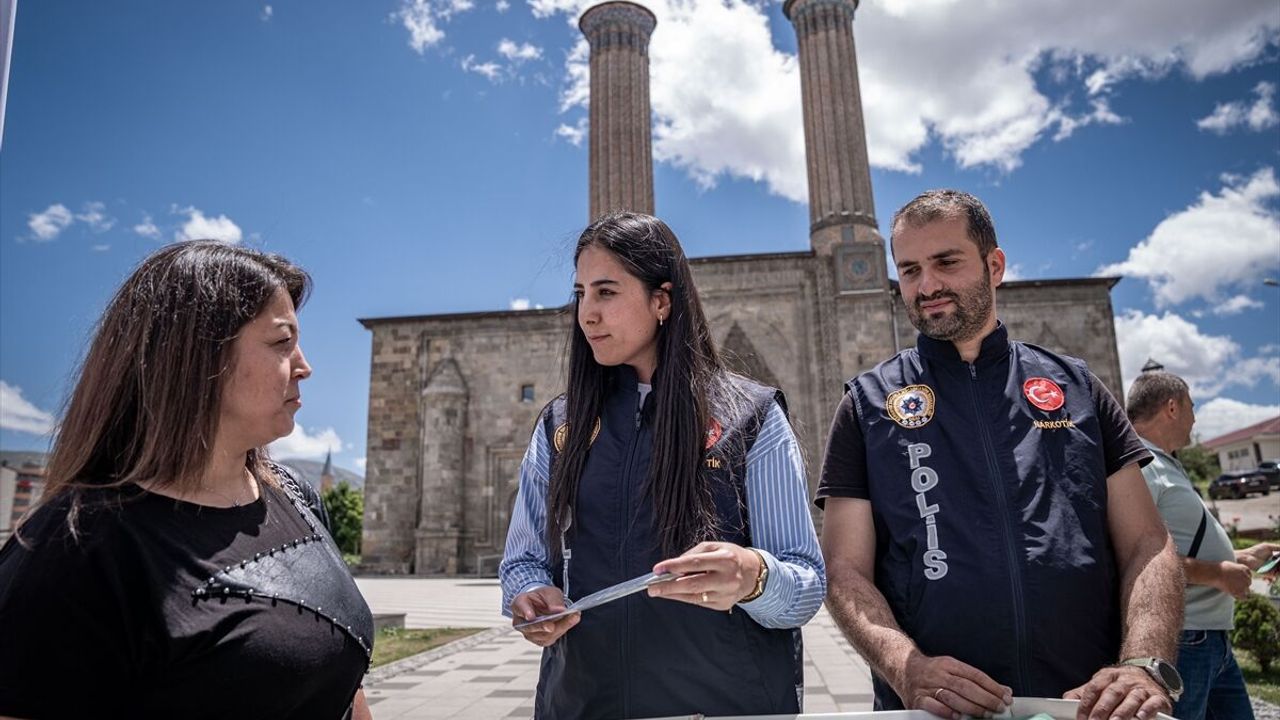 Erzurum'da polisten "Uyuşturucuyla Mücadele Günü"nde toplumsal farkındalık çalışması