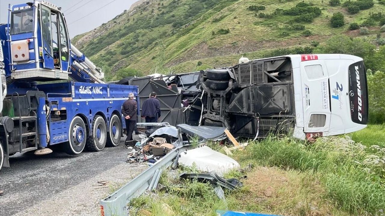 Otobüs ile kamyonun çarpışması sonucu 2 kişi öldü, 30 kişi yaralandı