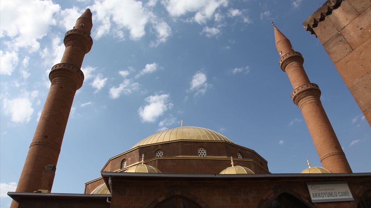 Bitlis'te yıldırım düşen caminin minaresi zarar gördü, müezzin hafif yaralandı