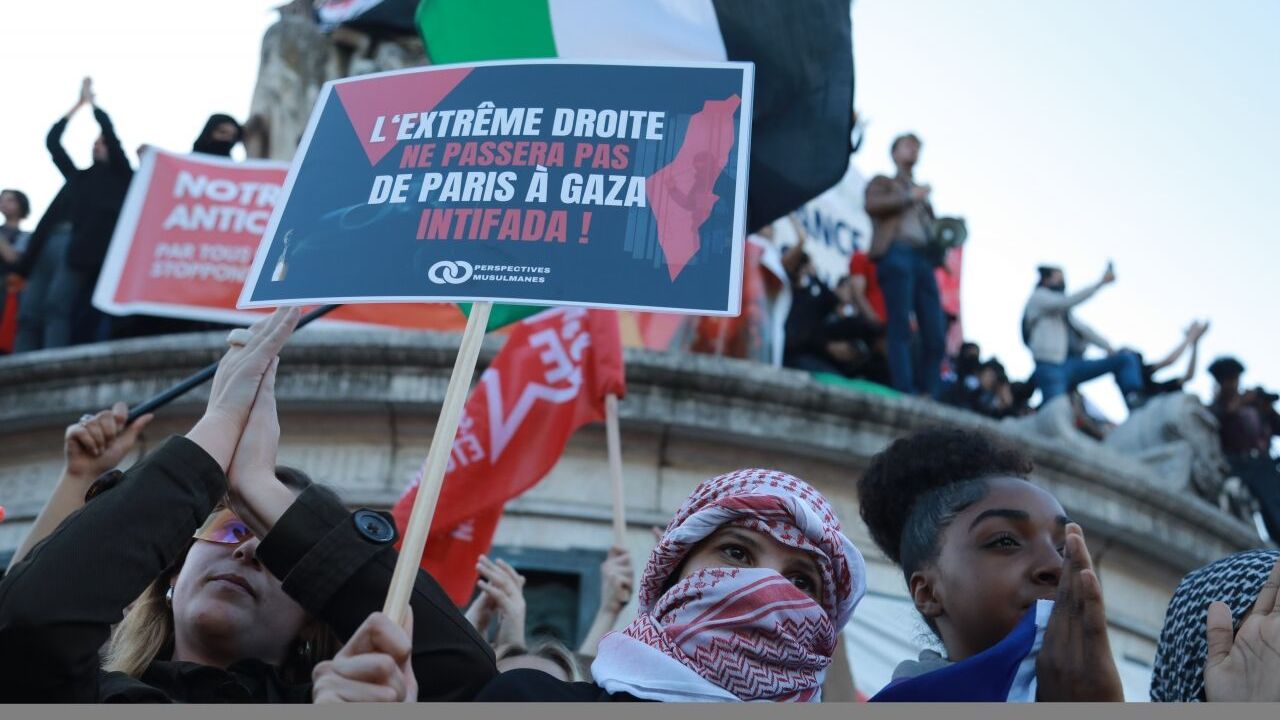 Paris'te polisten, aşırı sağ karşıtlarına biber gazıyla müdahale