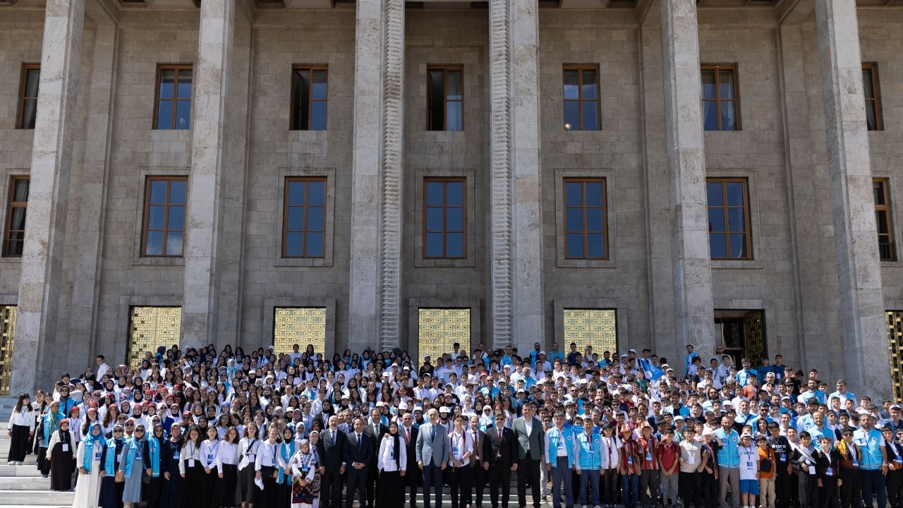 TBMM Başkanı Kurtulmuş, Meclis'te gençleri misafir etti