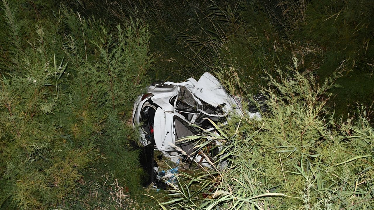 Adıyaman'da dere yatağına devrilen otomobilin sürücüsü yaşamını yitirdi