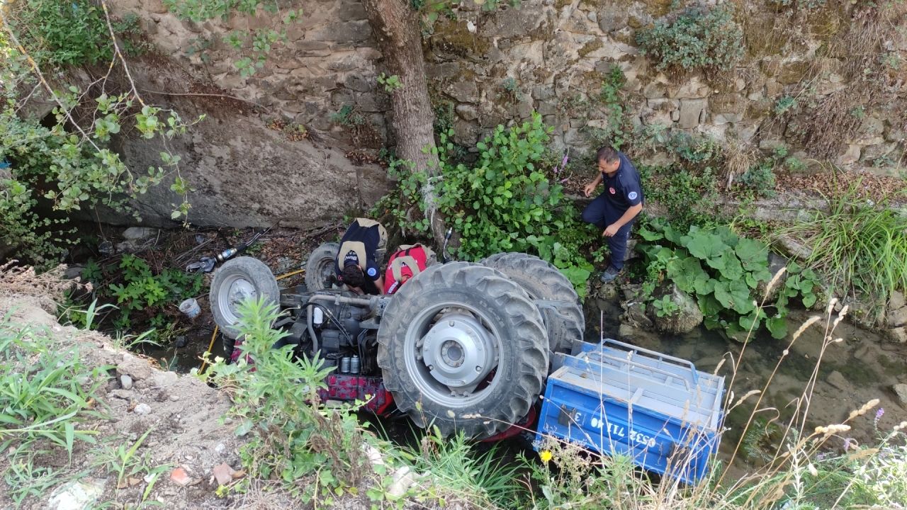 Bursa'da dere yatağına devrilen traktörün sürücüsü öldü