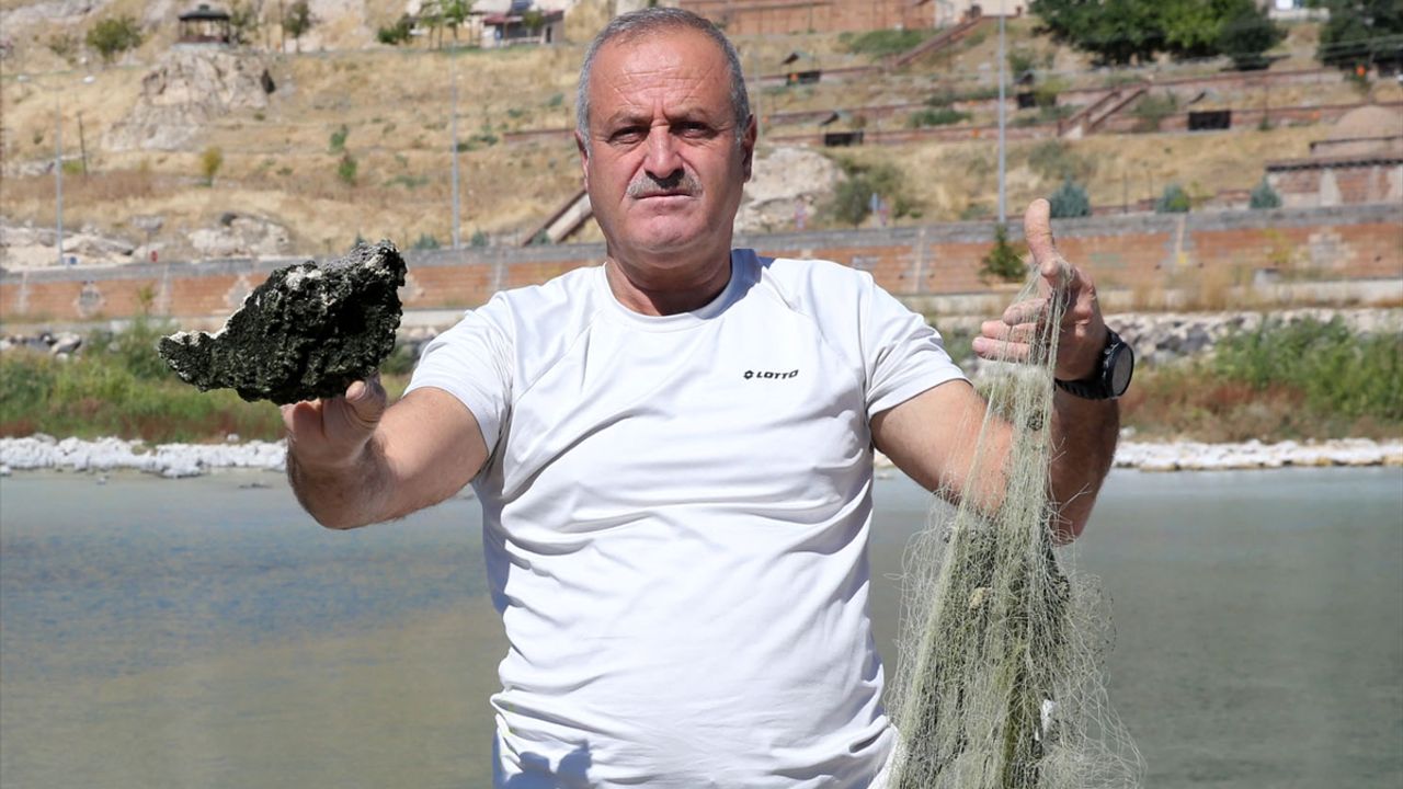 Bitlis'te dalgıçlar, mikrobiyalitlere dolanan 300 metre hayalet ağı temizledi