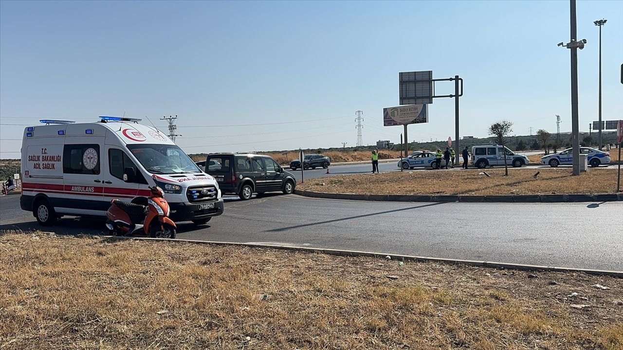 Kilis'te hafif ticari araç ile çarpışan motosikletteki 2 kişi yaralandı
