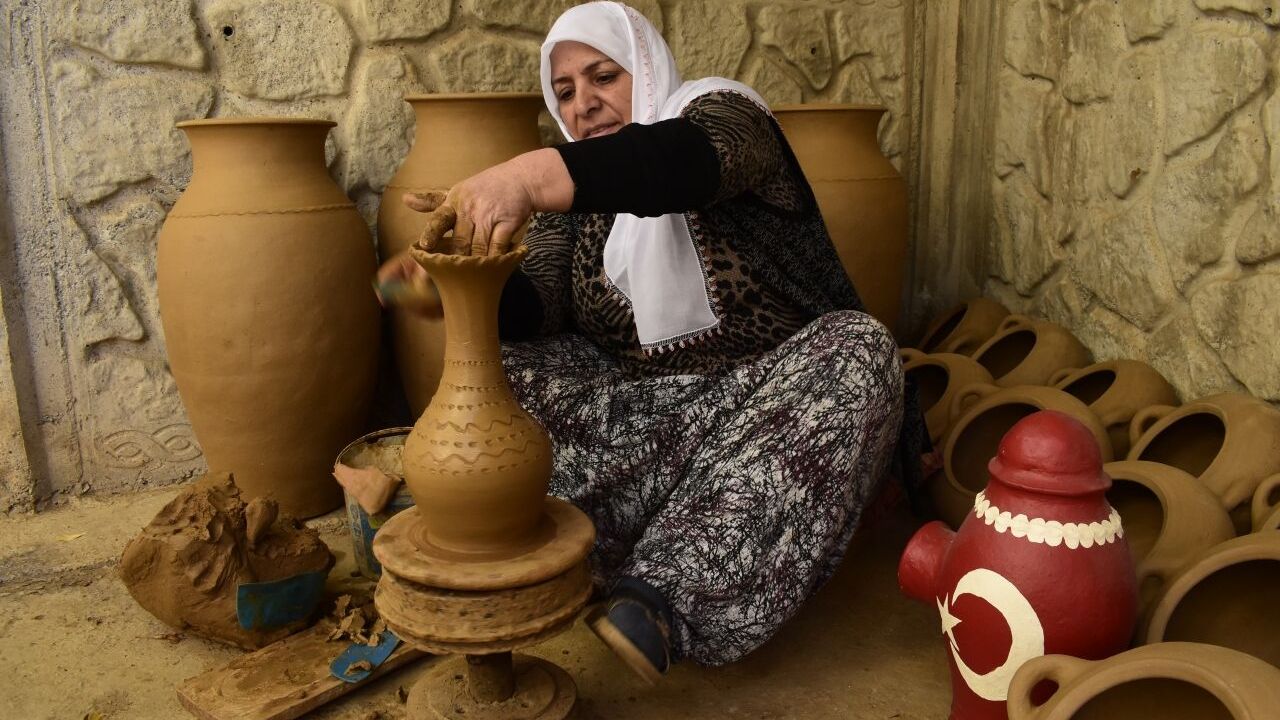 Bitlis'te çömlekçilik yapan kadın, sanatını gençlere öğretmek istiyor
