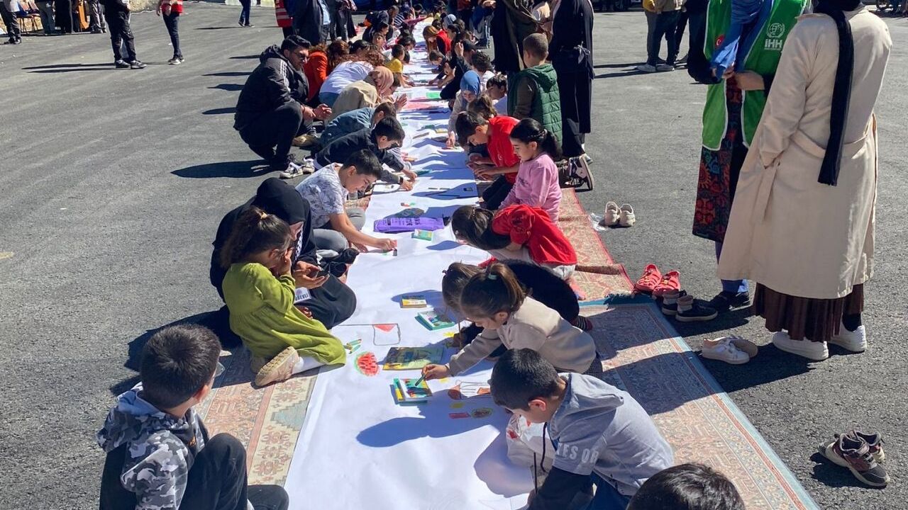 Van, Hakkari ve Bitlis'te çocuklar Filistin'e destek için resim çizdi