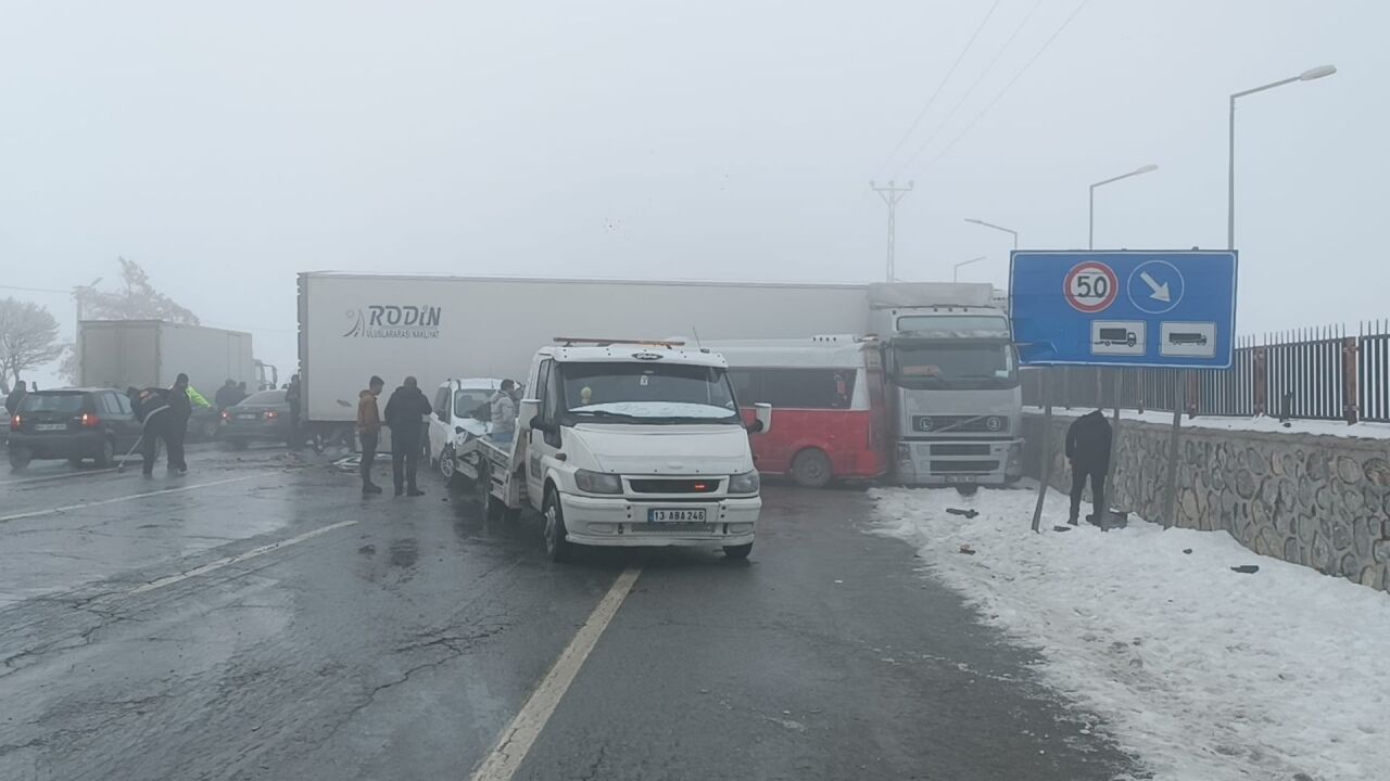 Bitlis'te 23 aracın karıştığı zincirleme trafik kazasında 31 kişi yaralandı