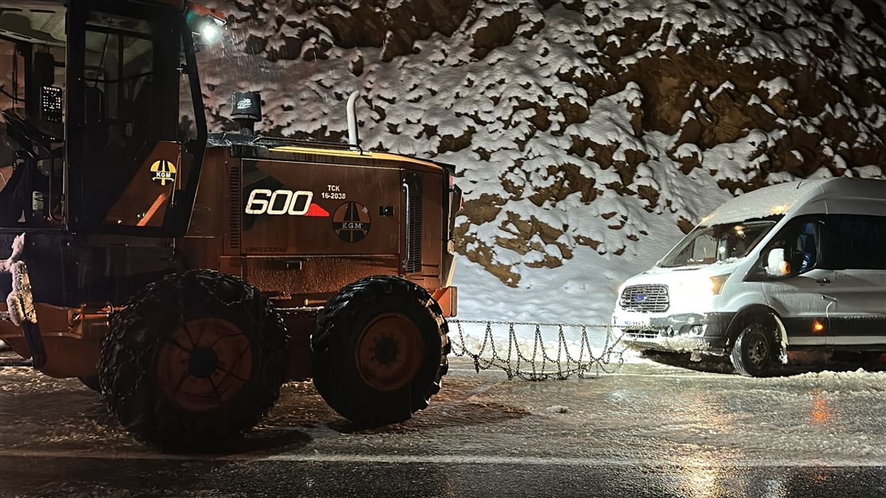 Bitlis'te kar nedeniyle yolda mahsur kalanlar ekiplerce kurtarıldı
