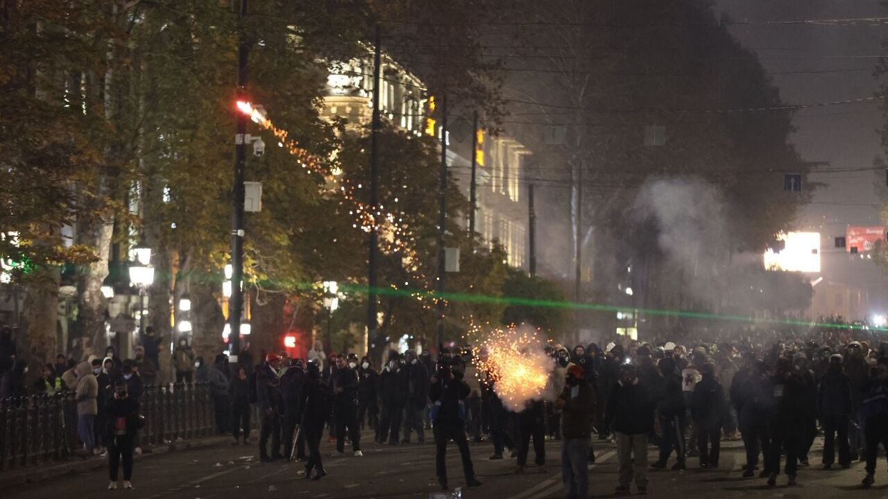 Tiflis'te göstericiler ile polis arasında arbede yaşanınca çevik kuvvet protestoya müdahale etti