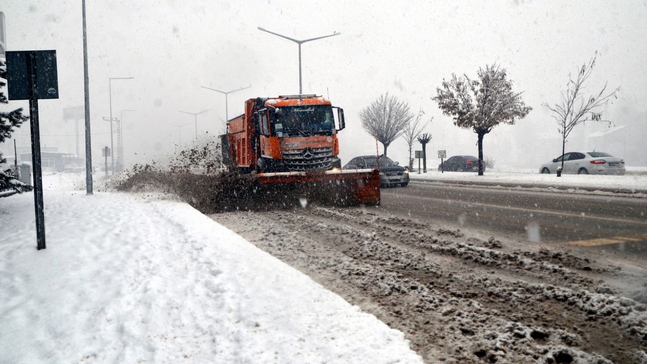 Van, Hakkari, Muş ve Bitlis'te 799 yerleşim yerine ulaşım sağlanamıyor