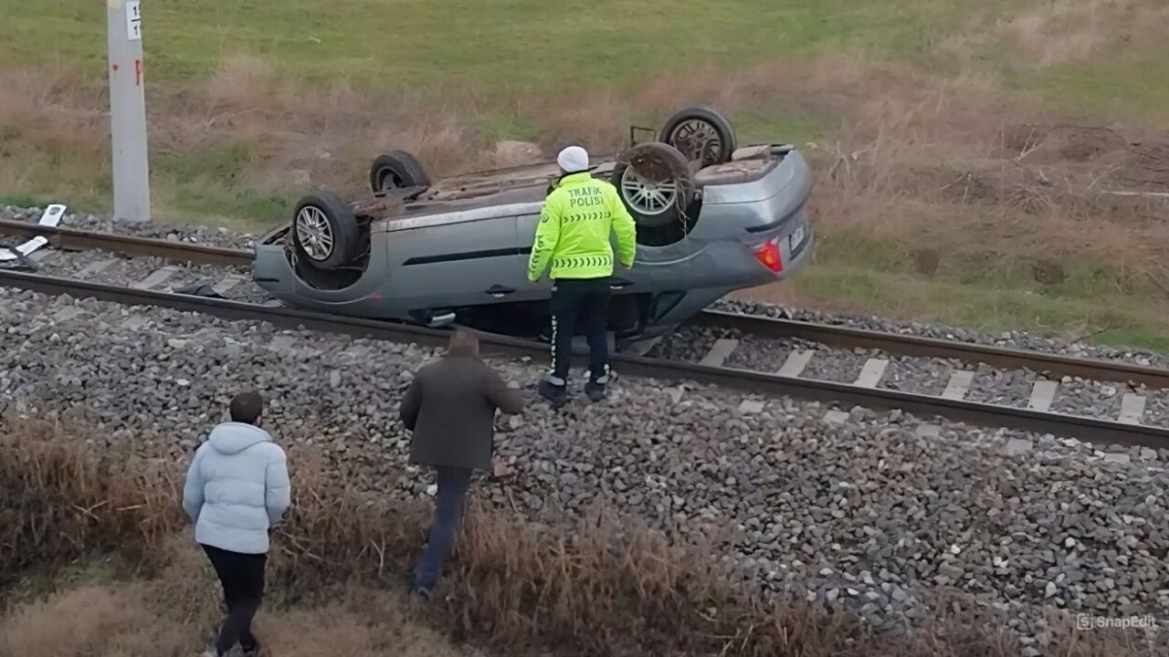 Kütahya'da polisten kaçan sürücünün kullandığı otomobil, demir yoluna devrildi