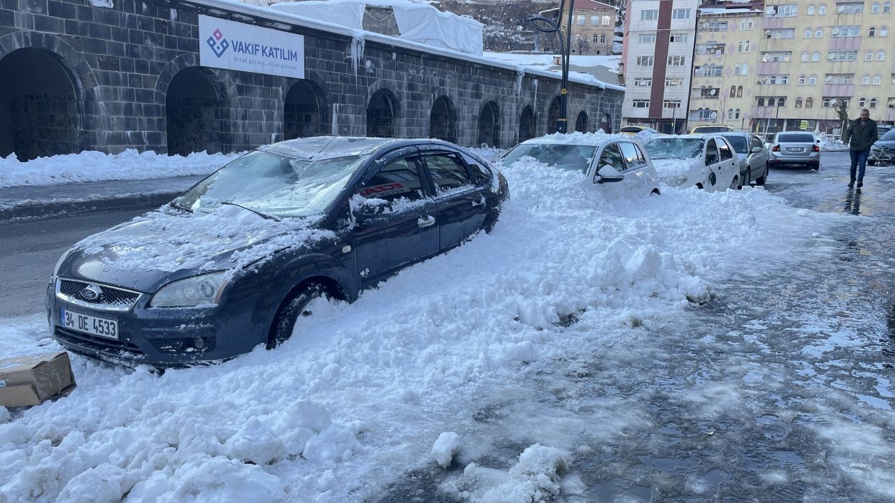 Bitlis'te çatıdan üzerlerine kar kütlesi düşen 3 otomobilde hasar oluştu