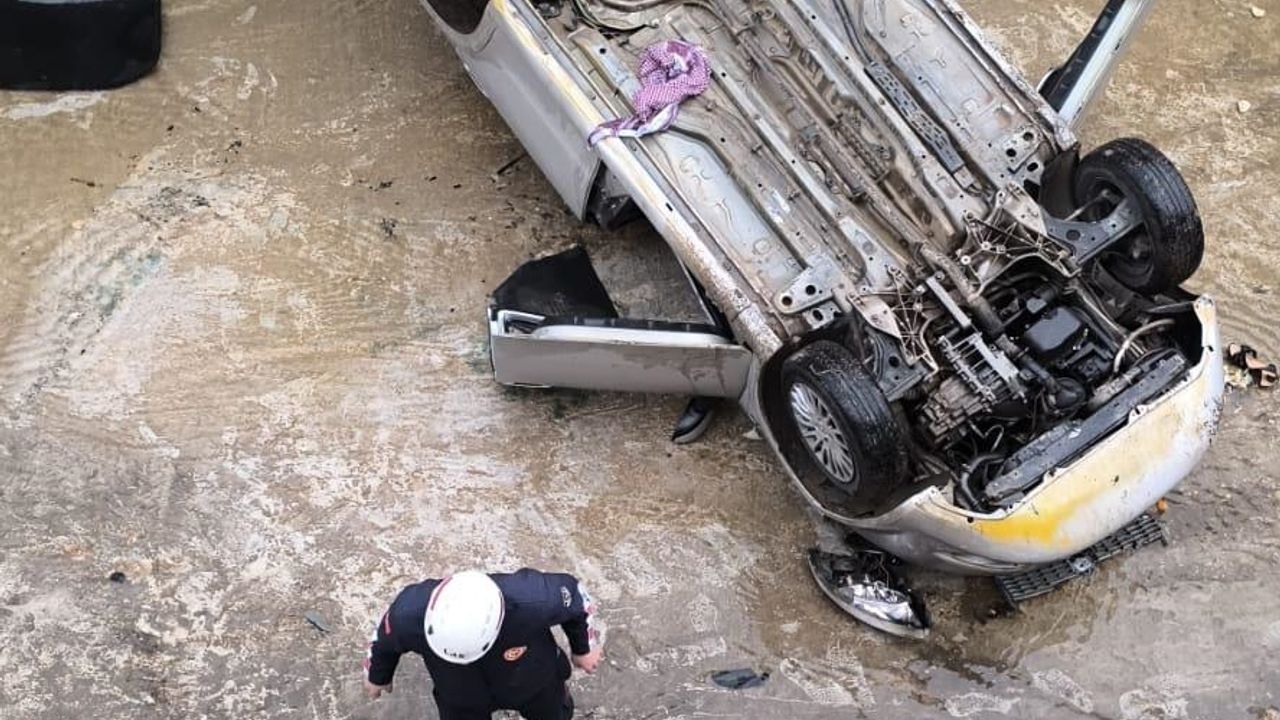Şanlıurfa'da dere yatağına düşen otomobildeki 2 kişi yaralandı