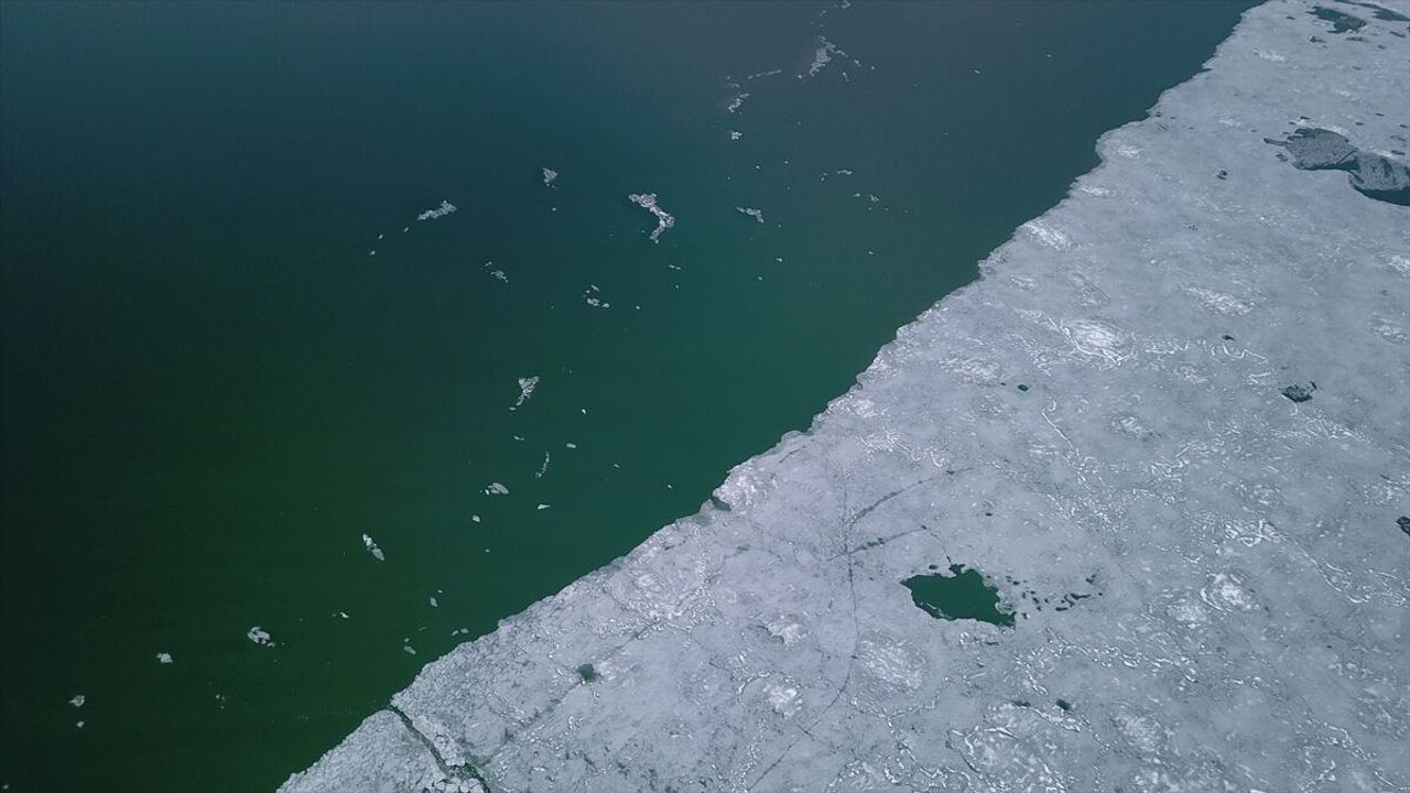 Bitlis'te Nazik Gölü'nde buzlar kısmen çözüldü