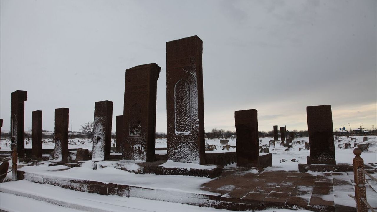 Bitlis'te tarihi yapılar karla kaplandı