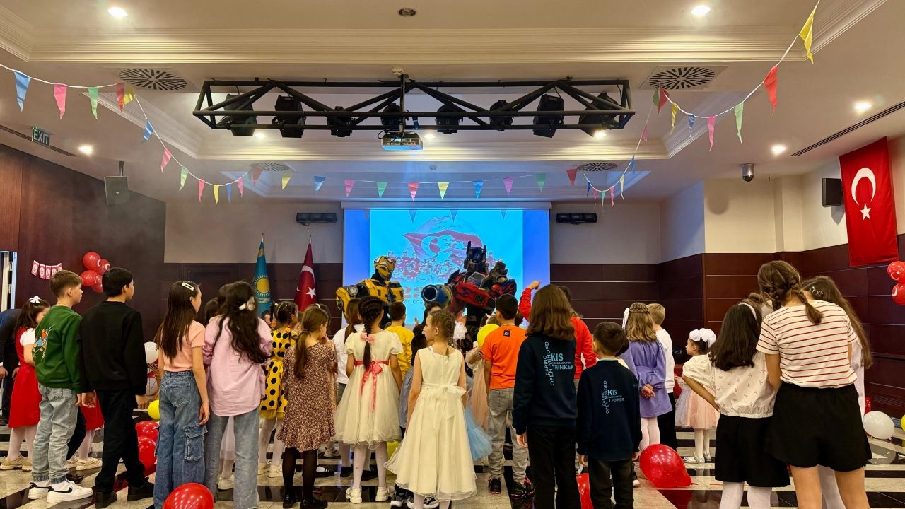 Kazakistan'da 23 Nisan Ulusal Egemenlik ve Çocuk Bayramı, yetim çocuklarla beraber kutlandı