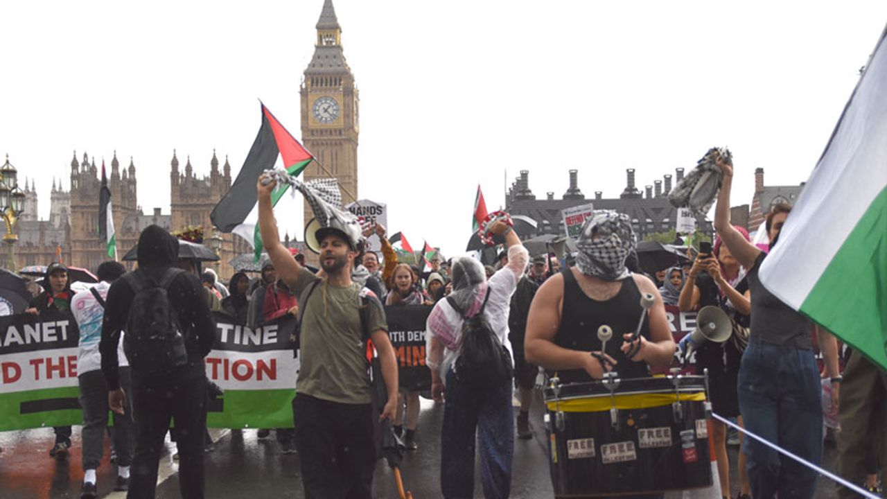 Londra'da on binler Filistin'e destek için yürüdü